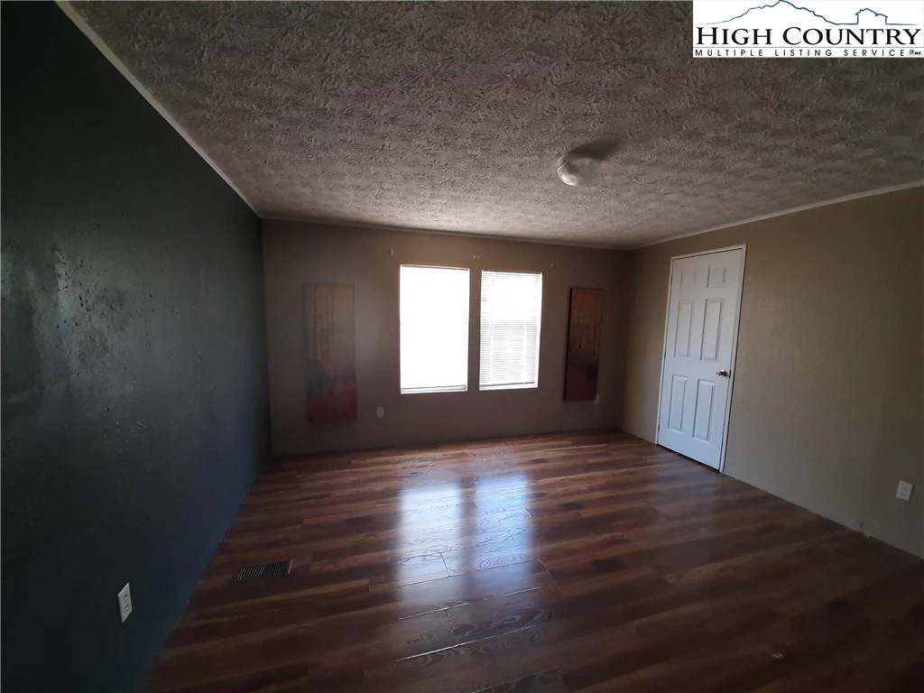 Image number 6 for the current listing