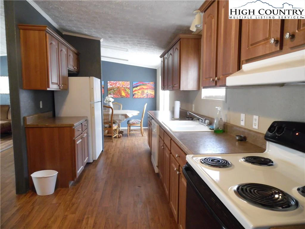 Image number 9 for the current listing