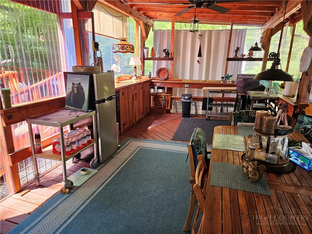 Image number 19 for the current listing