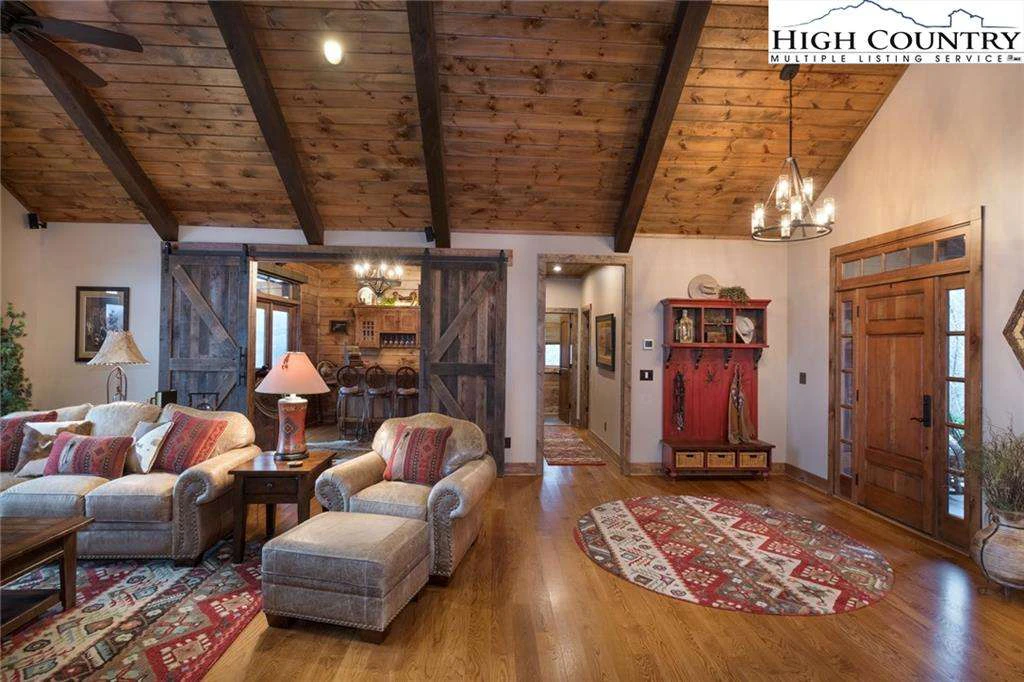 Image number 19 for the current listing
