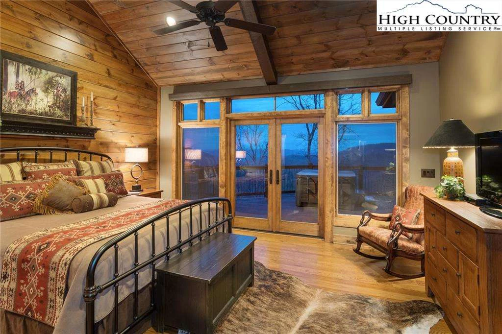 Image number 3 for the current listing