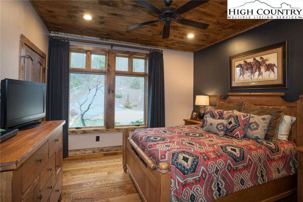 Image number 5 for the current listing