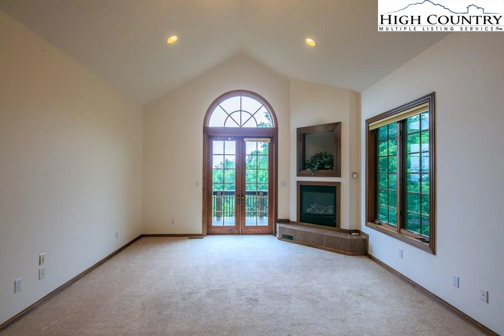 Image number 19 for the current listing