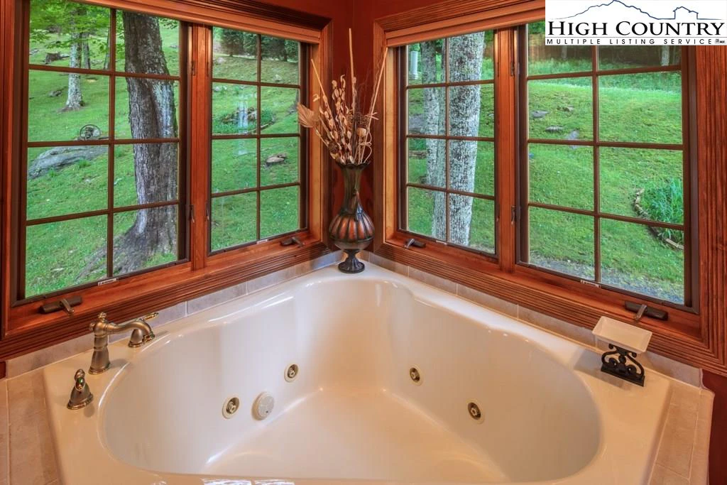 Image number 2 for the current listing