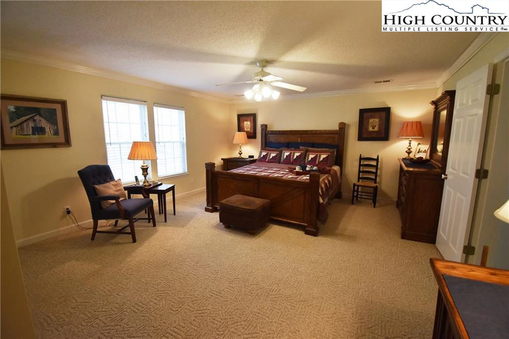 Image number 13 for the current listing