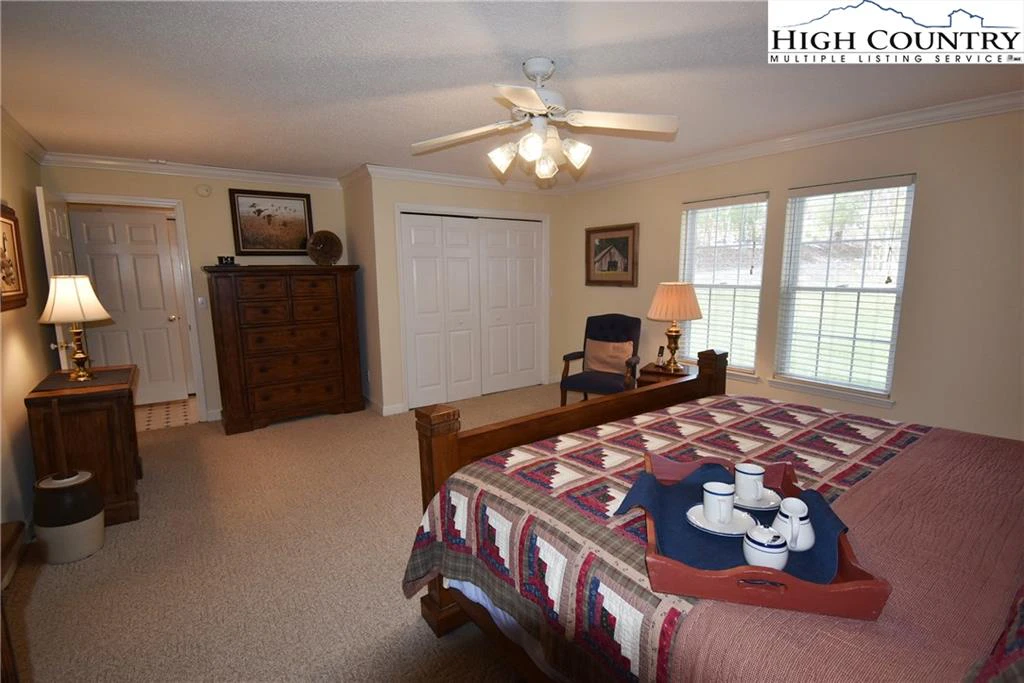 Image number 2 for the current listing
