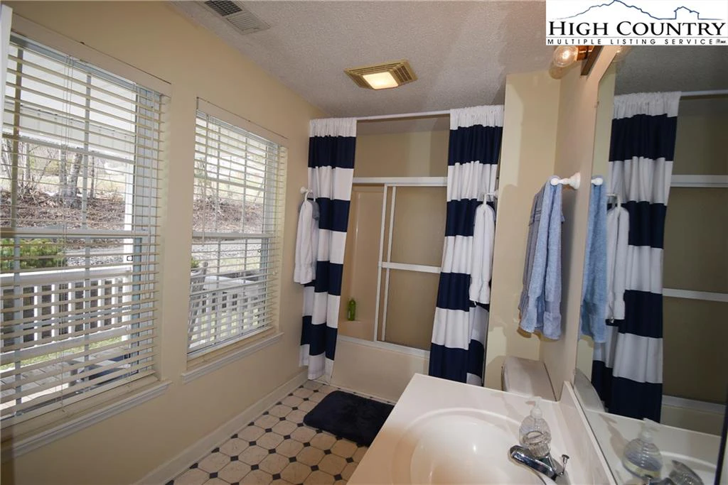Image number 11 for the current listing