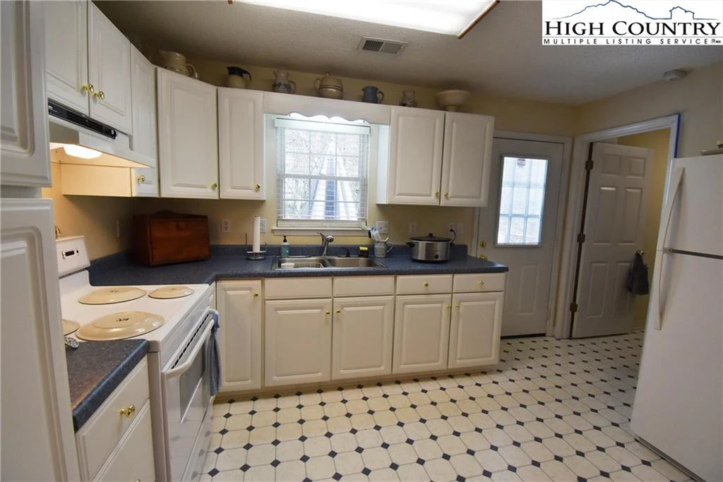 Image number 15 for the current listing