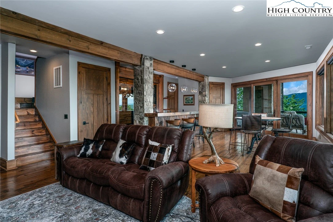 Image number 7 for the current listing