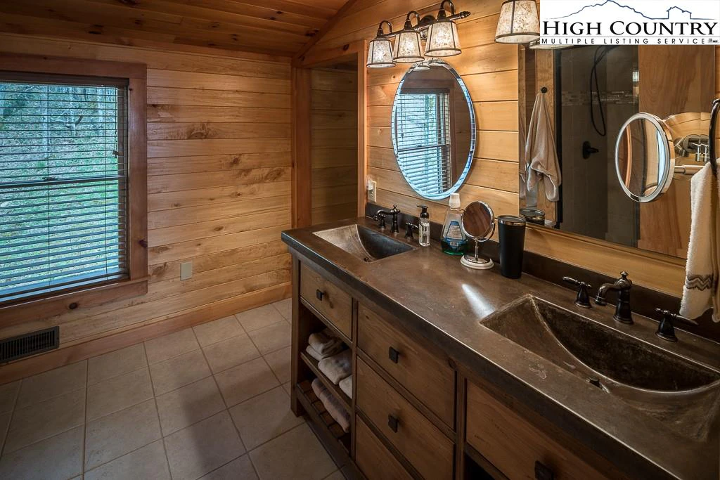 Image number 9 for the current listing