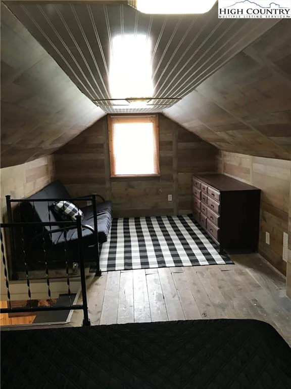 Image number 13 for the current listing
