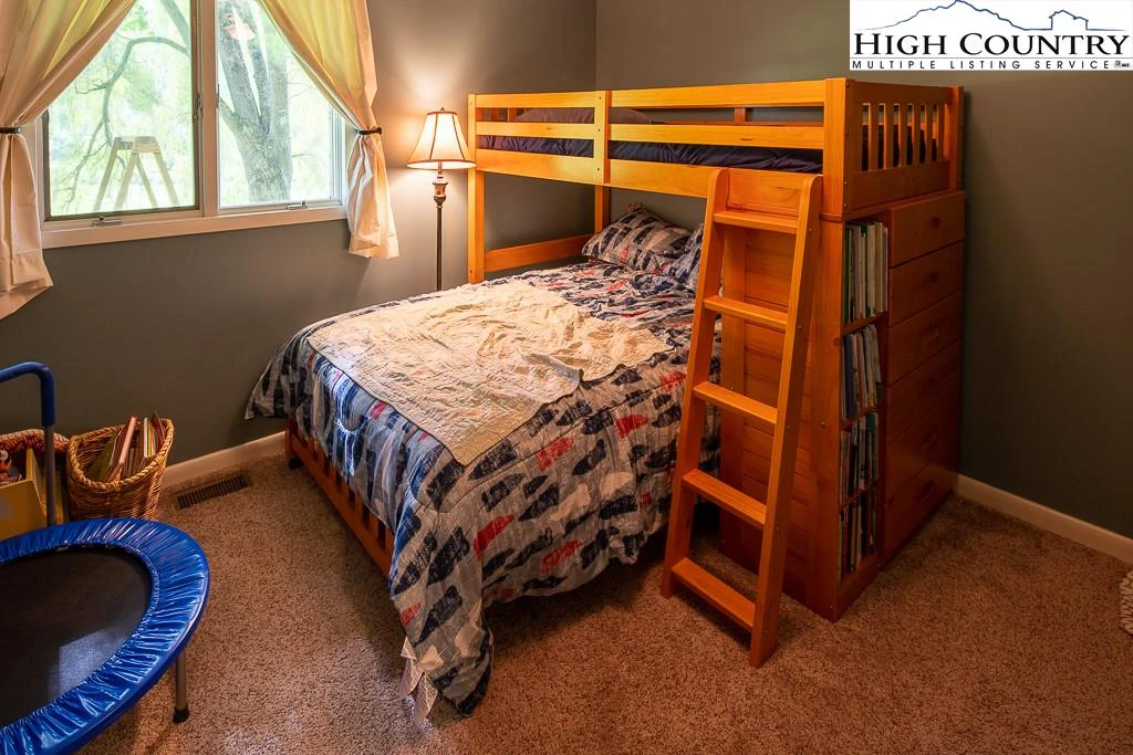 Image number 4 for the current listing