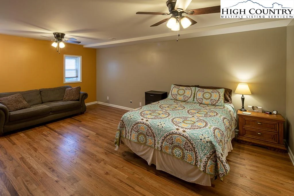 Image number 7 for the current listing