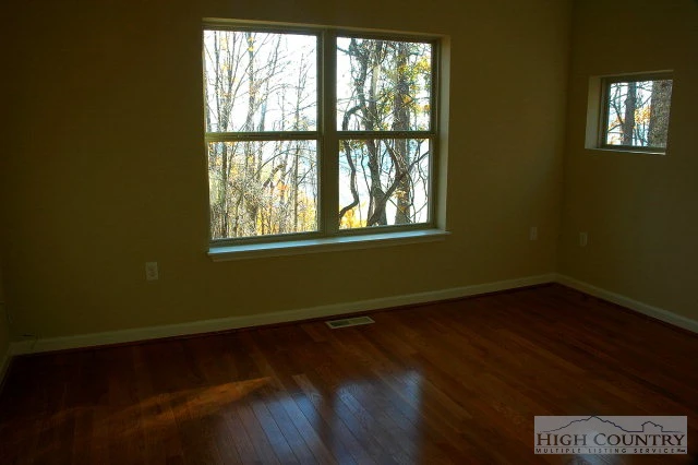 Image number 5 for the current listing