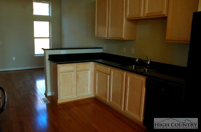 Image number 3 for the current listing