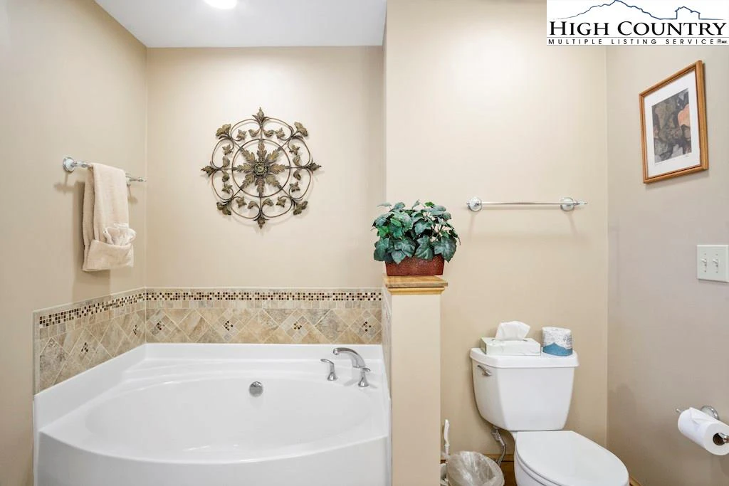 Image number 2 for the current listing