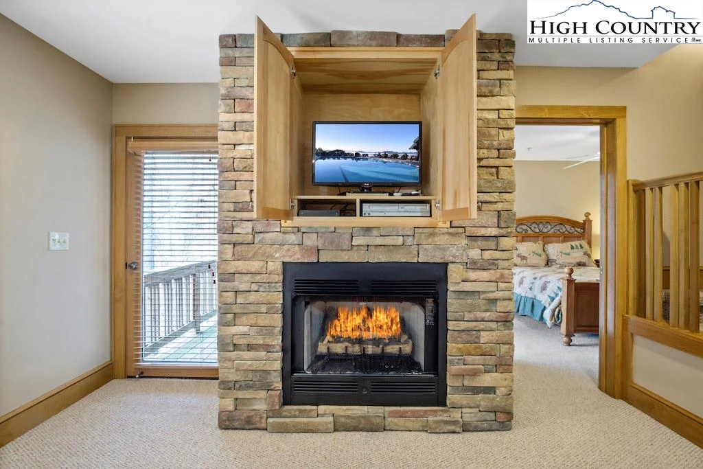 Image number 11 for the current listing