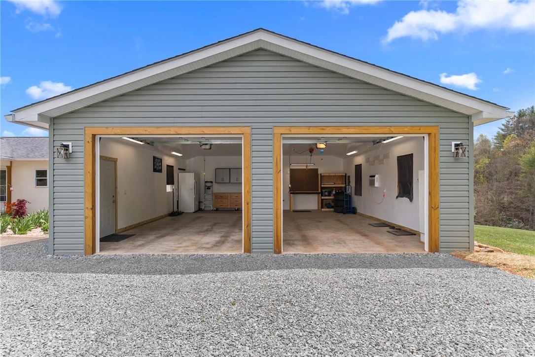 Image number 16 for the current listing
