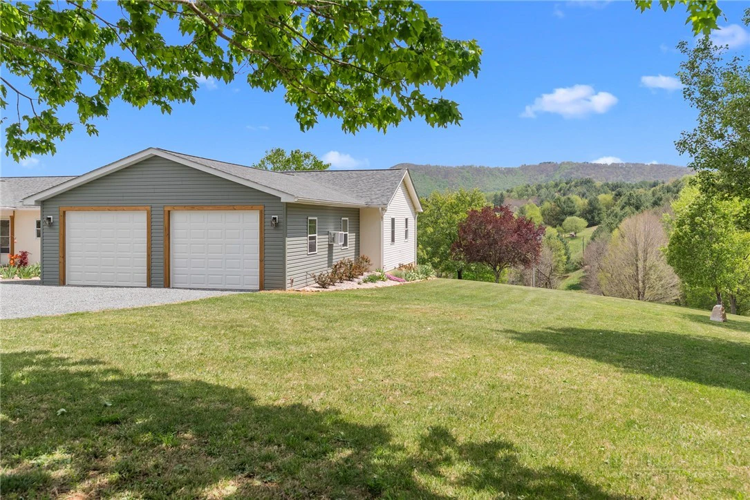 Image number 17 for the current listing