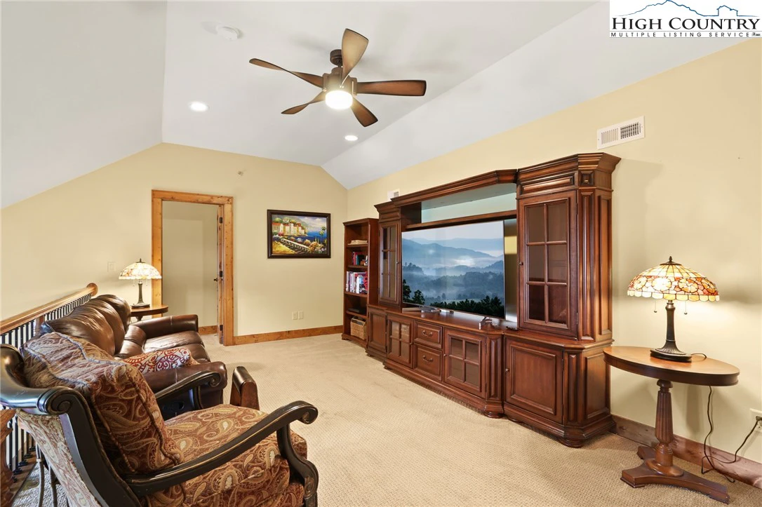 Image number 4 for the current listing