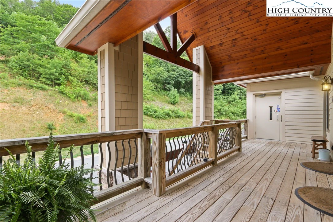Image number 14 for the current listing