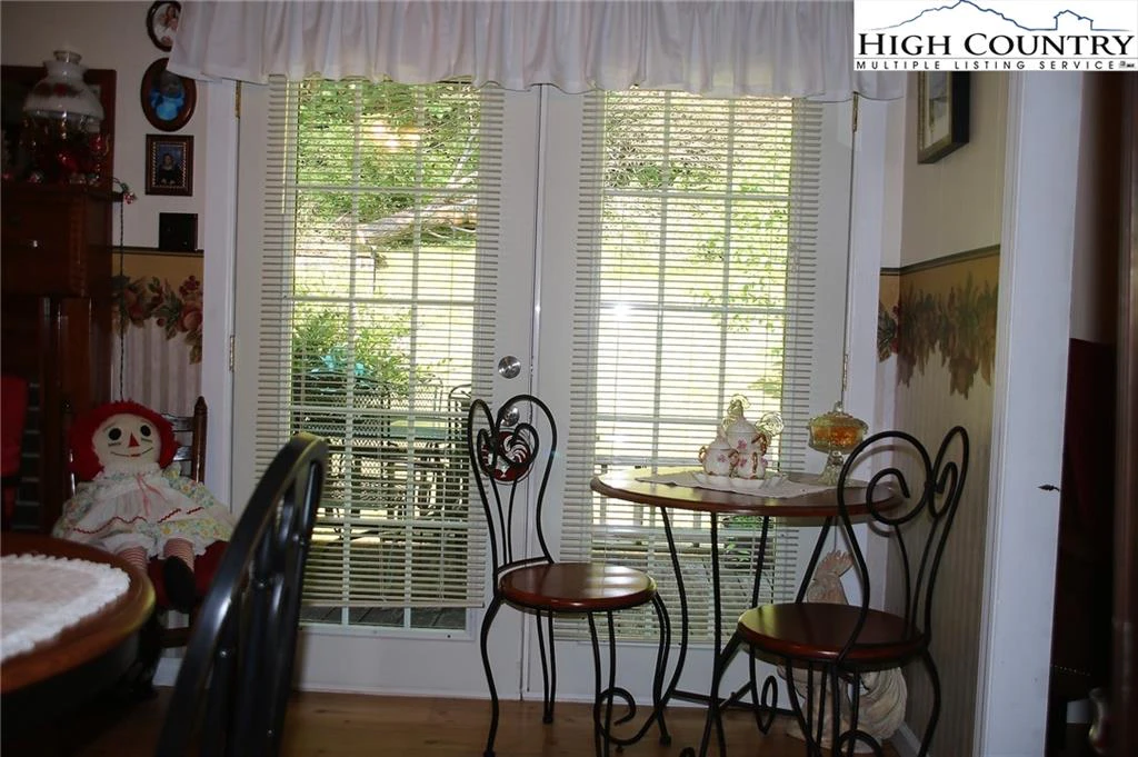 Image number 12 for the current listing