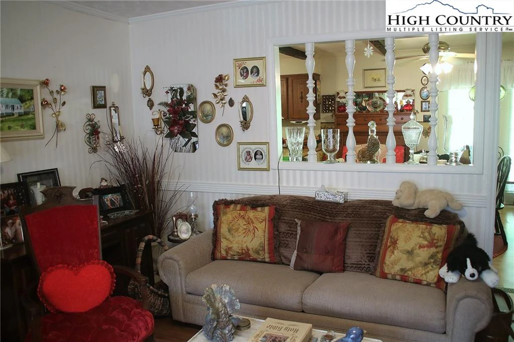 Image number 10 for the current listing