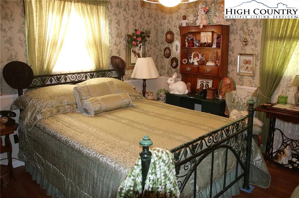 Image number 6 for the current listing