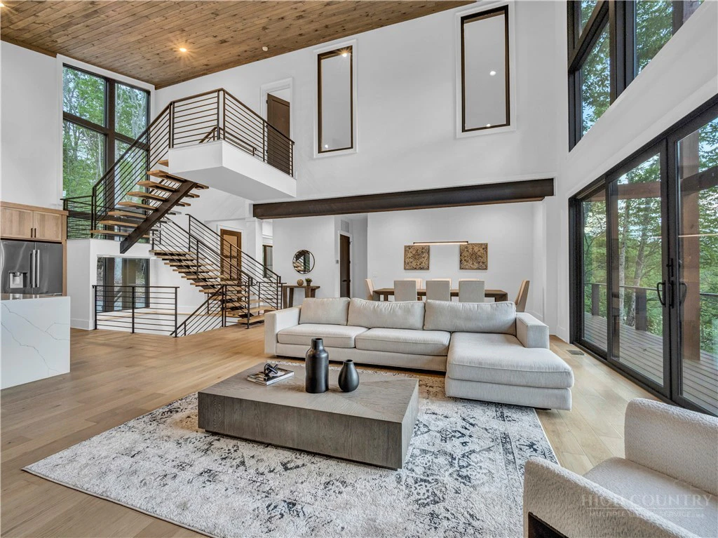 Image number 4 for the current listing