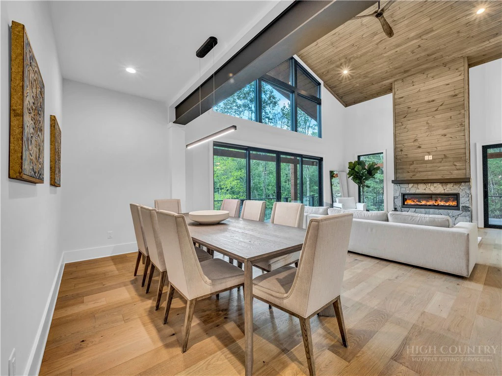Image number 9 for the current listing