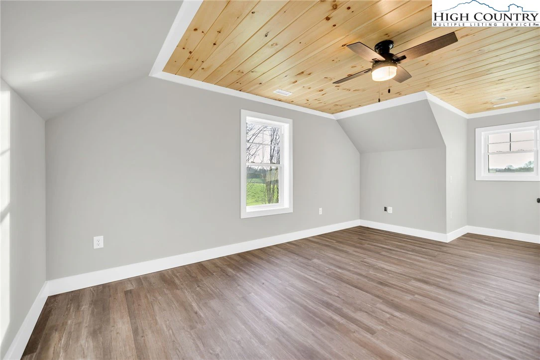 Image number 11 for the current listing