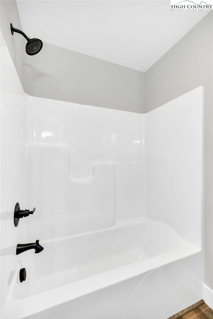 Image number 14 for the current listing