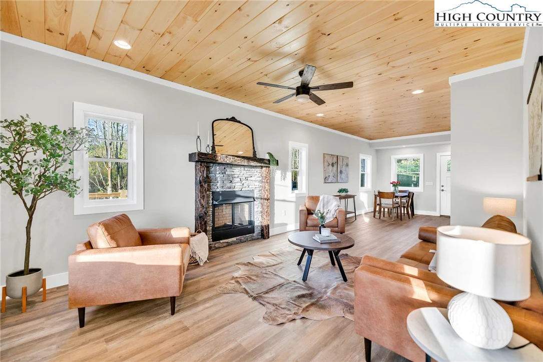 Image number 13 for the current listing
