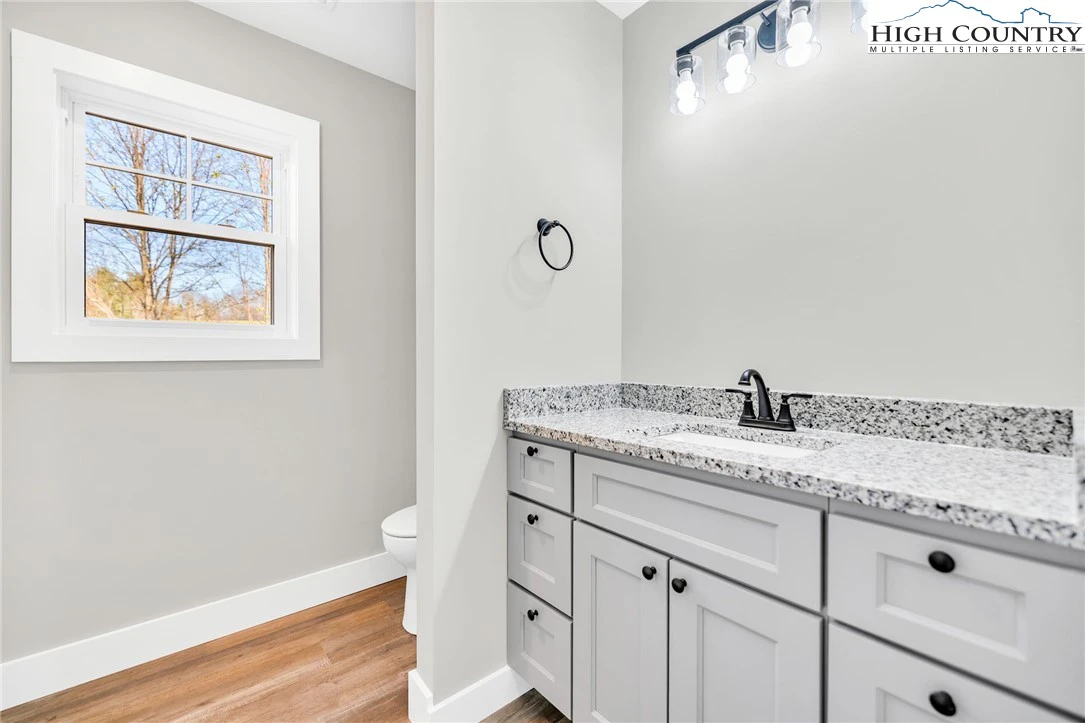 Image number 2 for the current listing