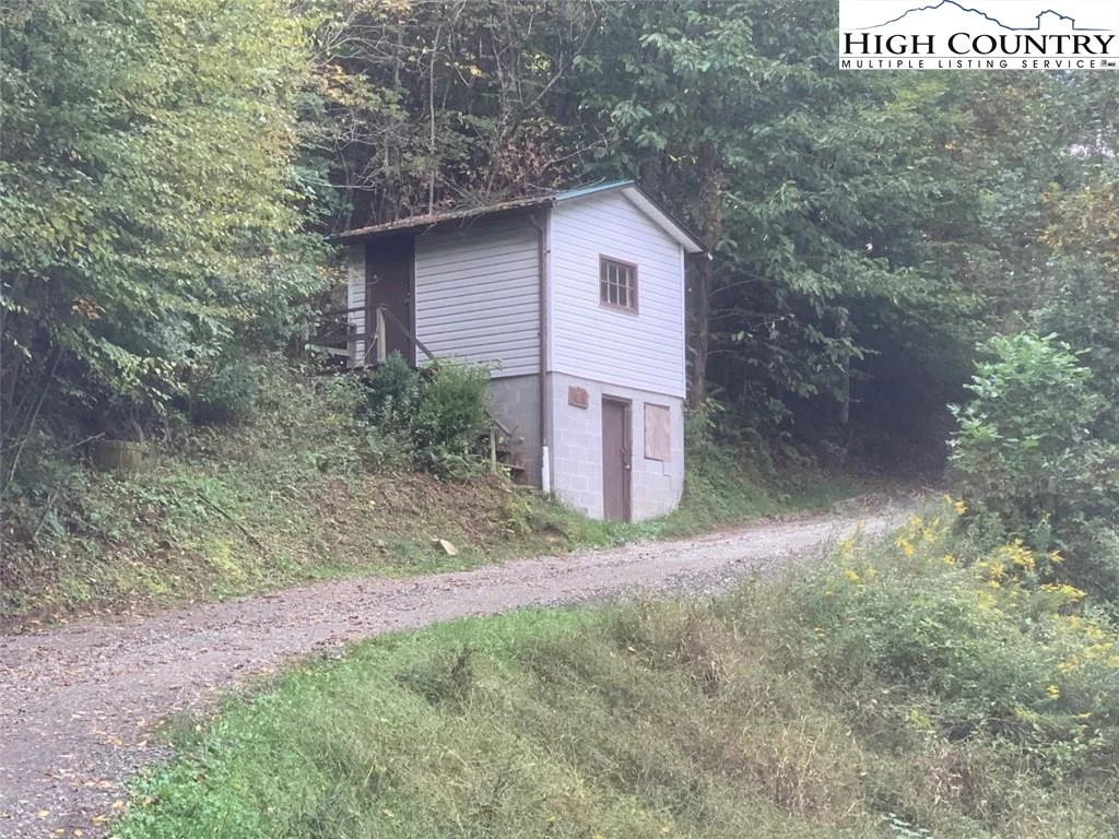 Image number 15 for the current listing