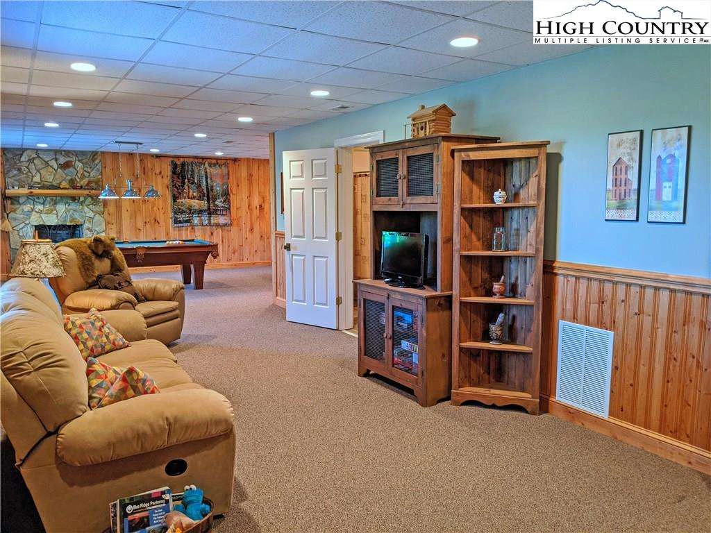 Image number 9 for the current listing