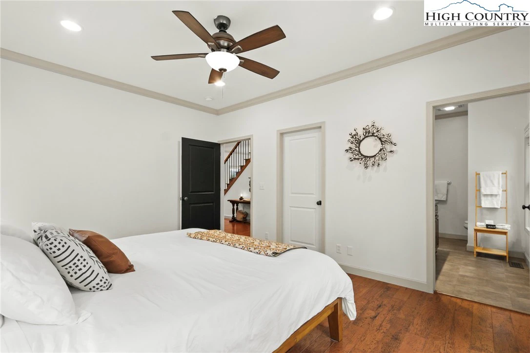 Image number 4 for the current listing