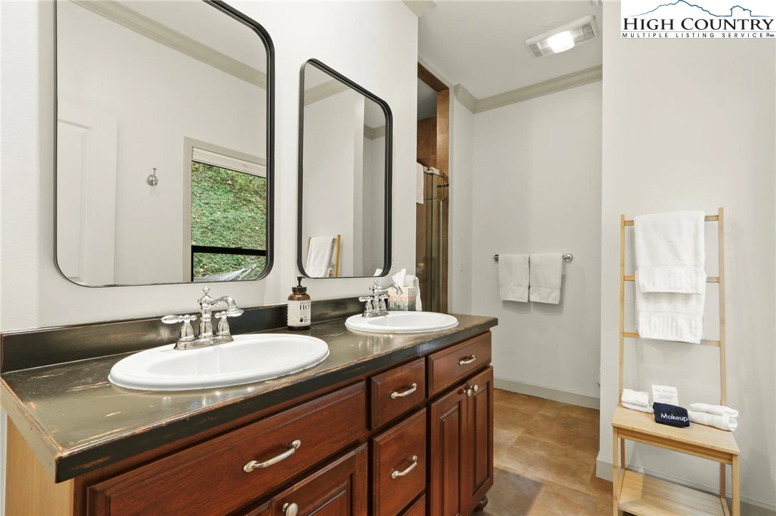 Image number 5 for the current listing