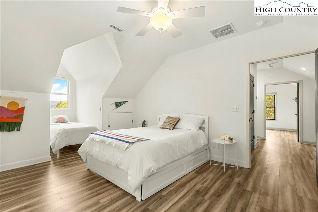 Image number 7 for the current listing