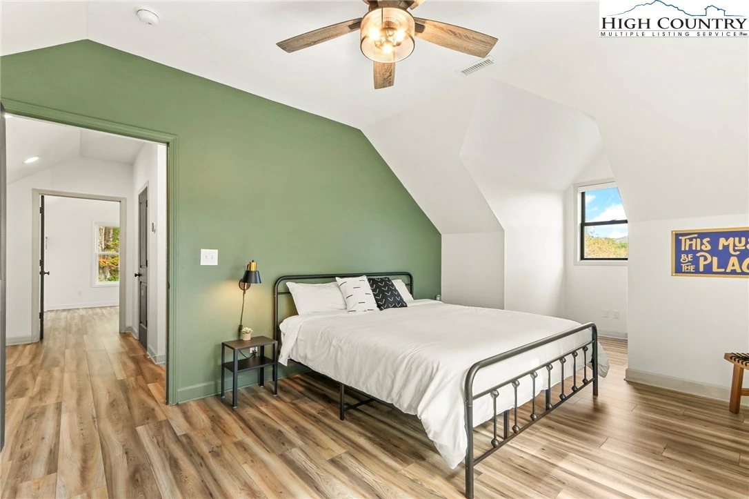 Image number 8 for the current listing