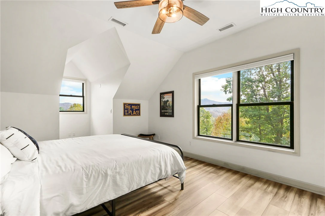 Image number 9 for the current listing