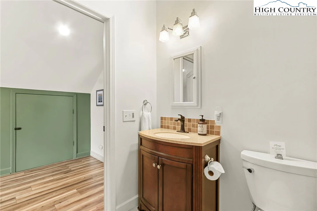 Image number 11 for the current listing