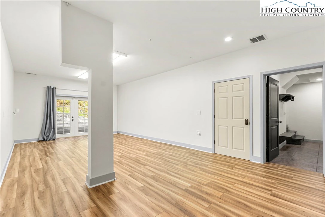 Image number 14 for the current listing