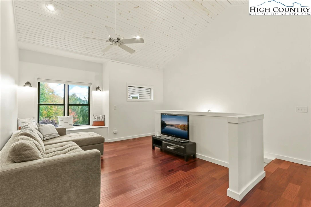 Image number 17 for the current listing