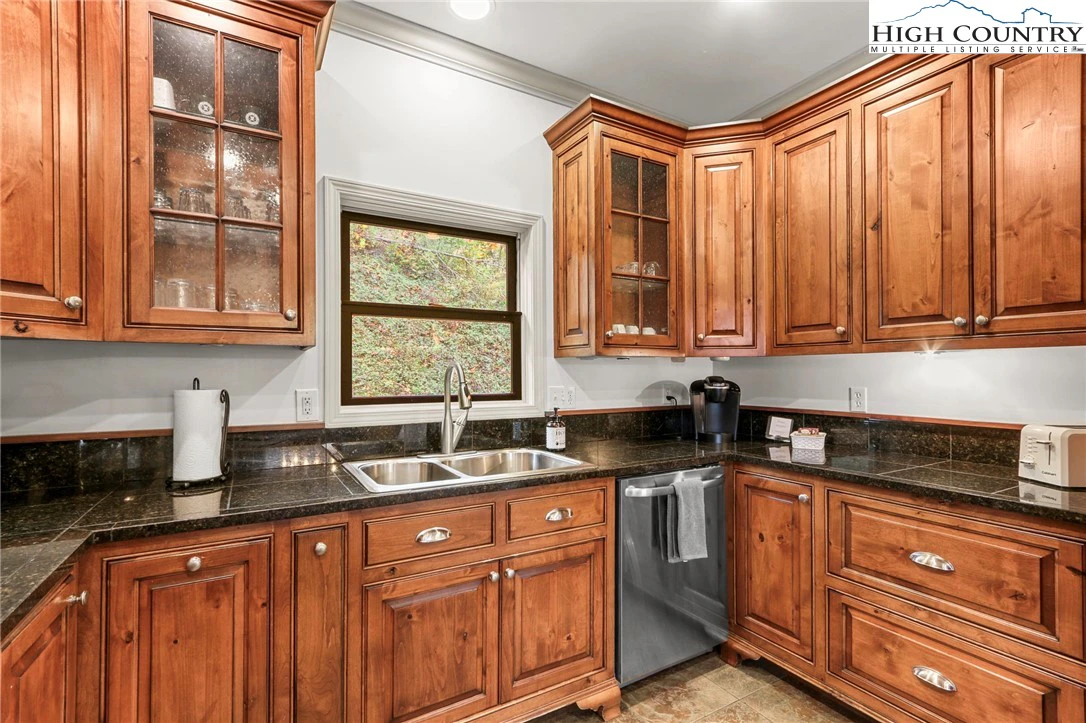 Image number 12 for the current listing