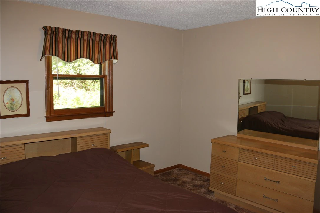 Image number 4 for the current listing