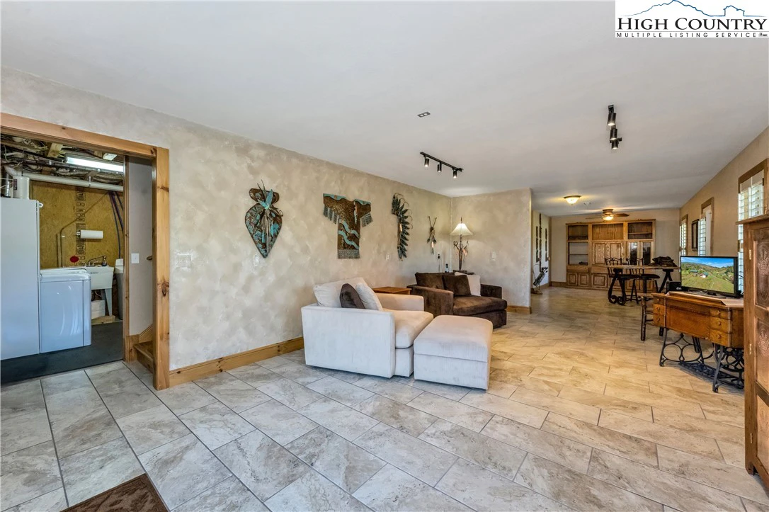 Image number 14 for the current listing