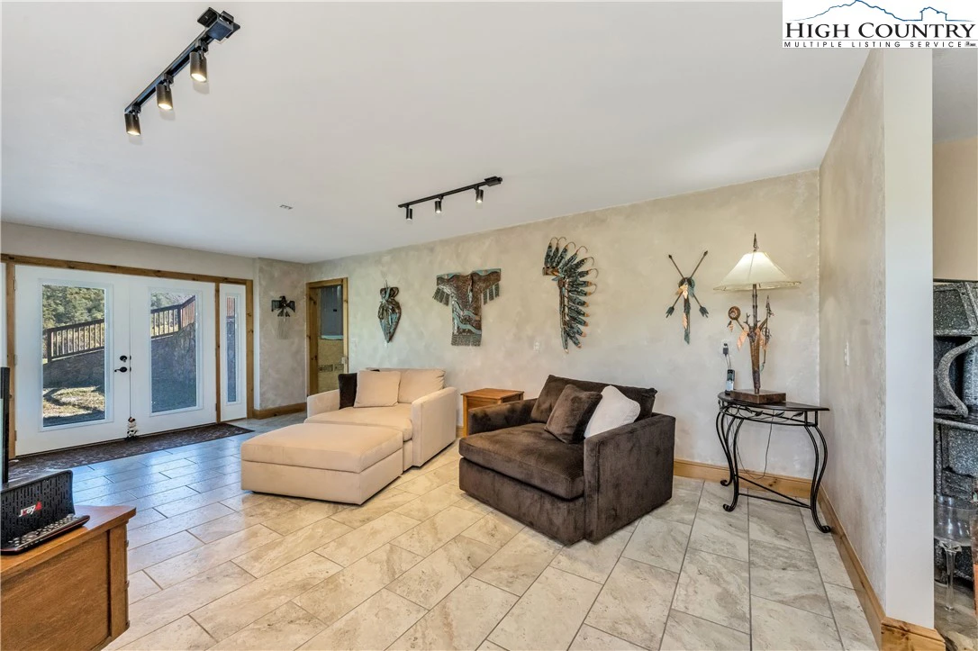 Image number 3 for the current listing