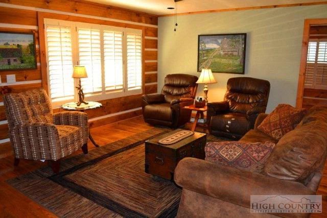 Image number 18 for the current listing