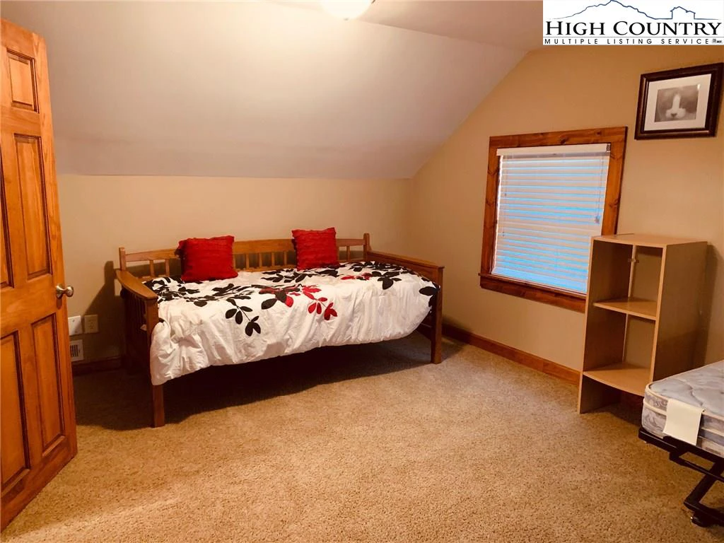 Image number 4 for the current listing